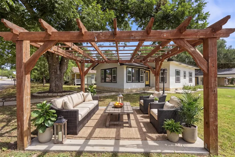 104 N Bright St, Gonzales, TX 78629 - #3