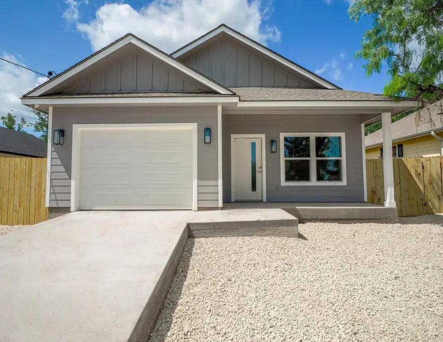 147 W Pine Dr, Granite Shoals, TX 78654 - #2