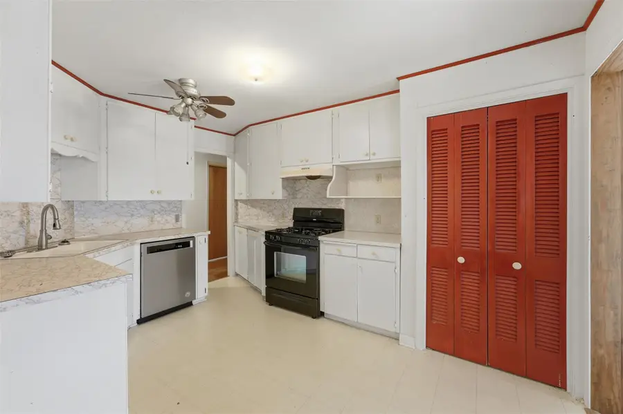 520 Seydler St, Gonzales, TX 78629 - #2