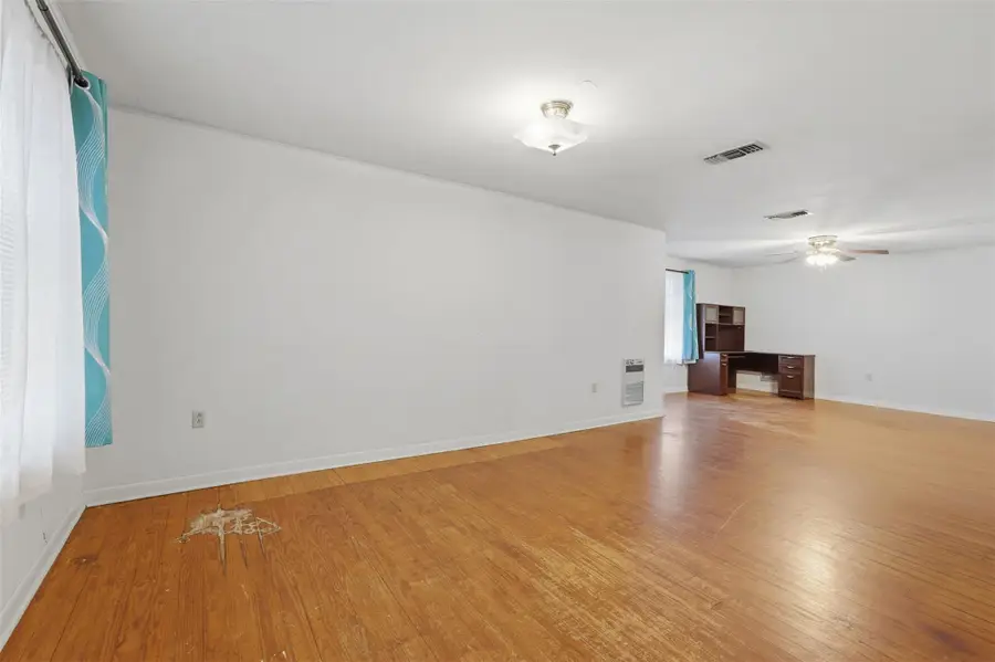 520 Seydler St, Gonzales, TX 78629 - #3