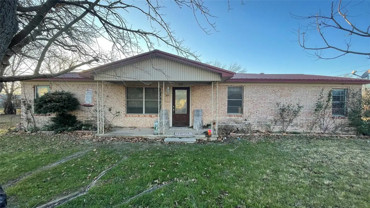 909 Fannin St, Nocona, TX 76255 - Image #1