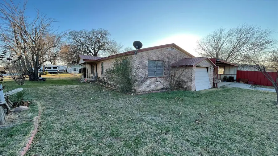 909 Fannin St, Nocona, TX 76255 - Image #2