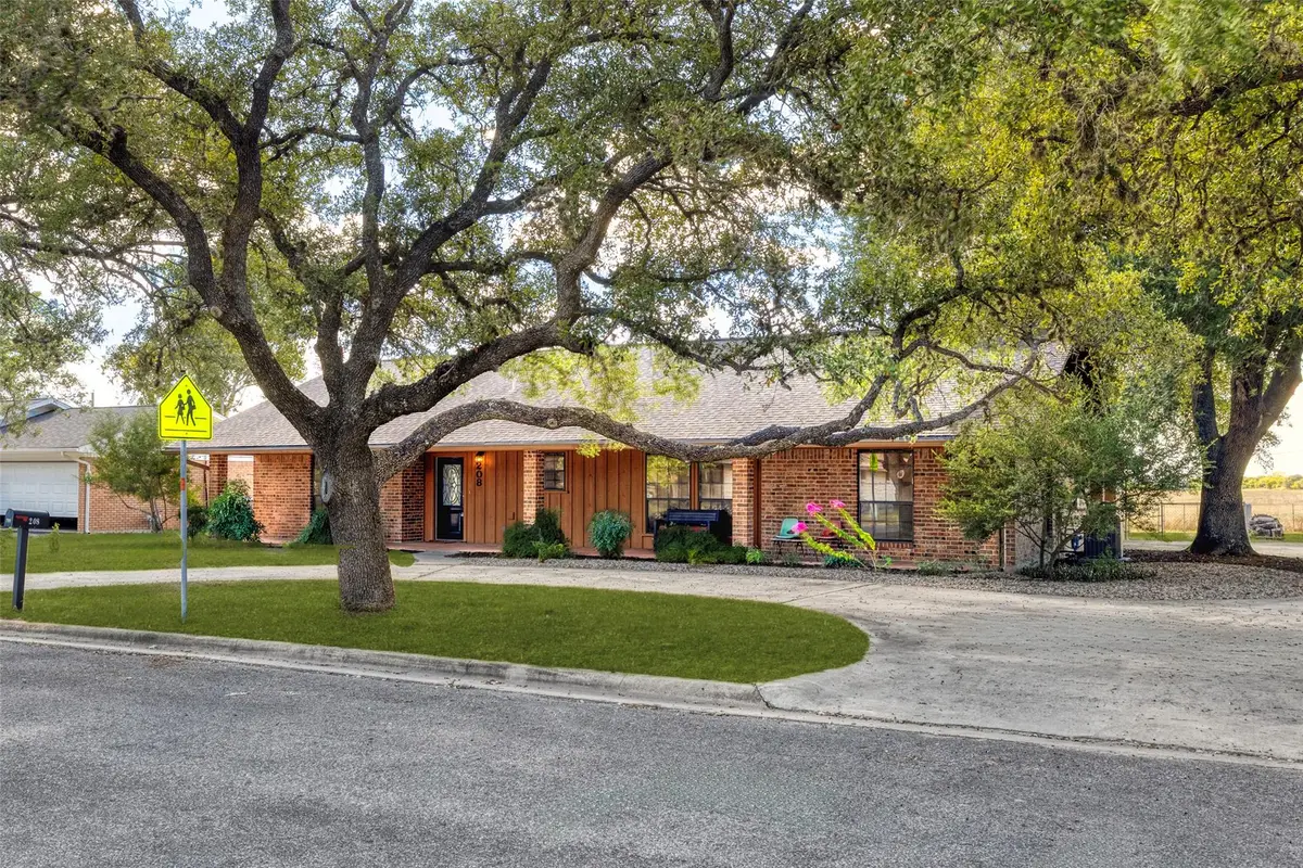 208 S Mulberry Ave, Luling, TX 78648 - #1