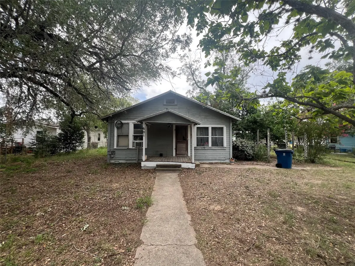 601 N Reed St, Pleasanton, TX 78064 - Image #1