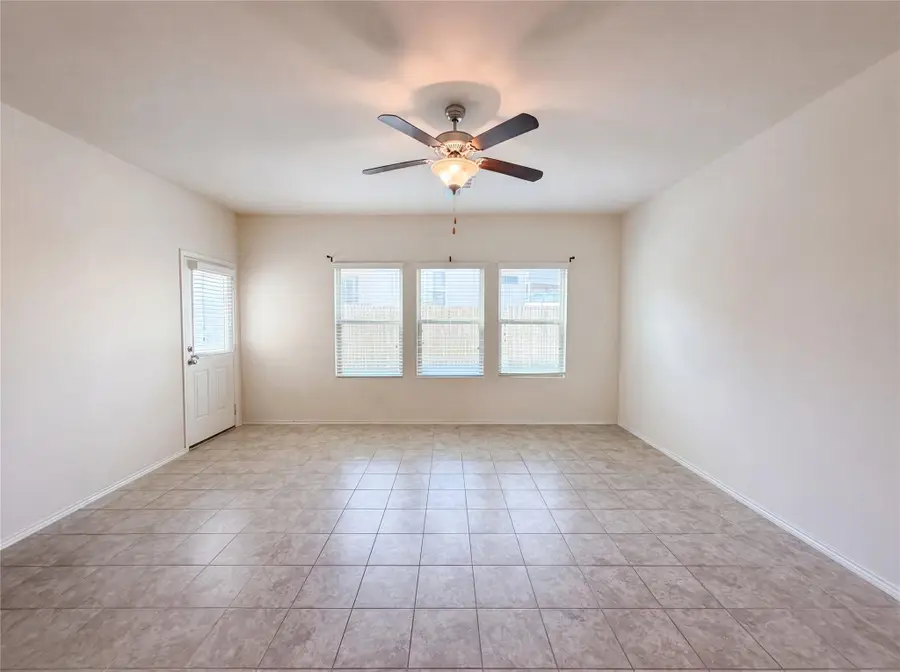 276 Circle Way #26E, Jarrell, TX 76537 - #3