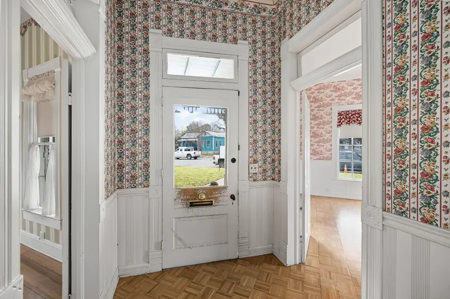 633 S Castell Ave, New Braunfels, TX 78130 - #2