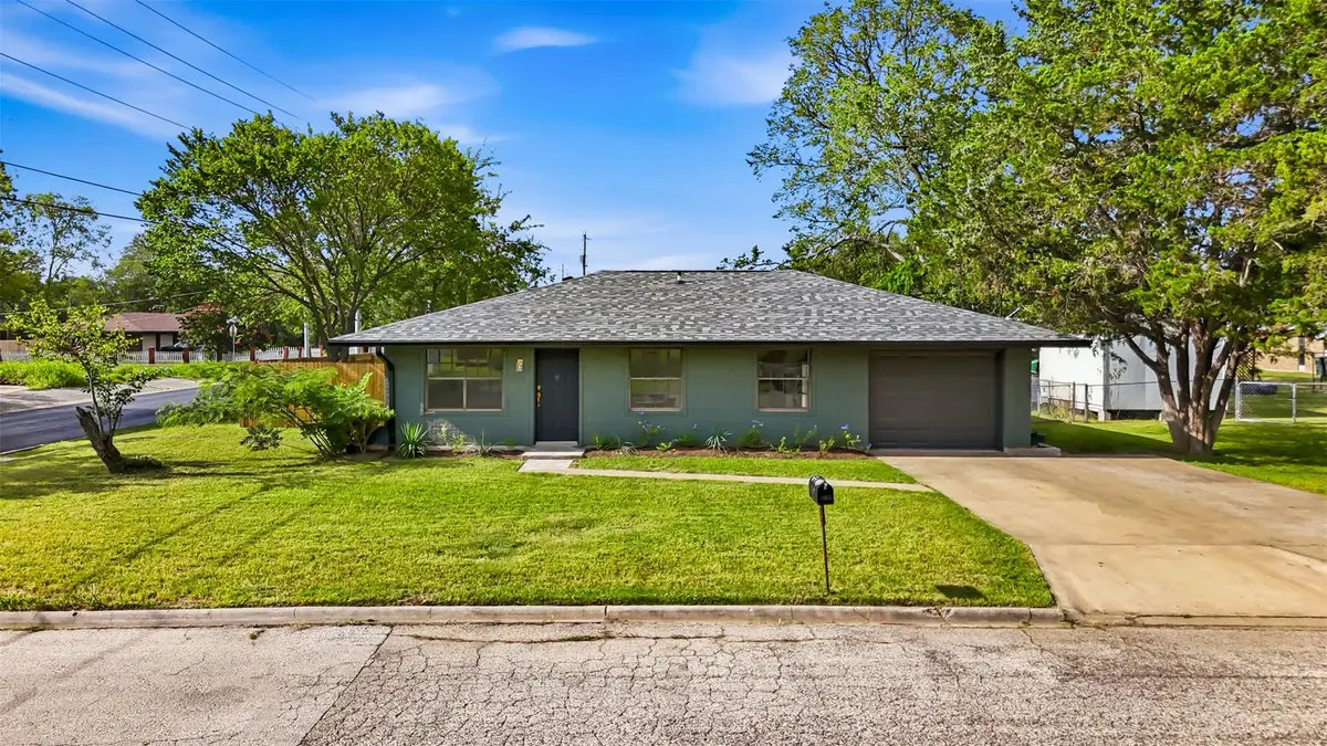 609 Magnolia St, Bastrop, TX 78602 - #1