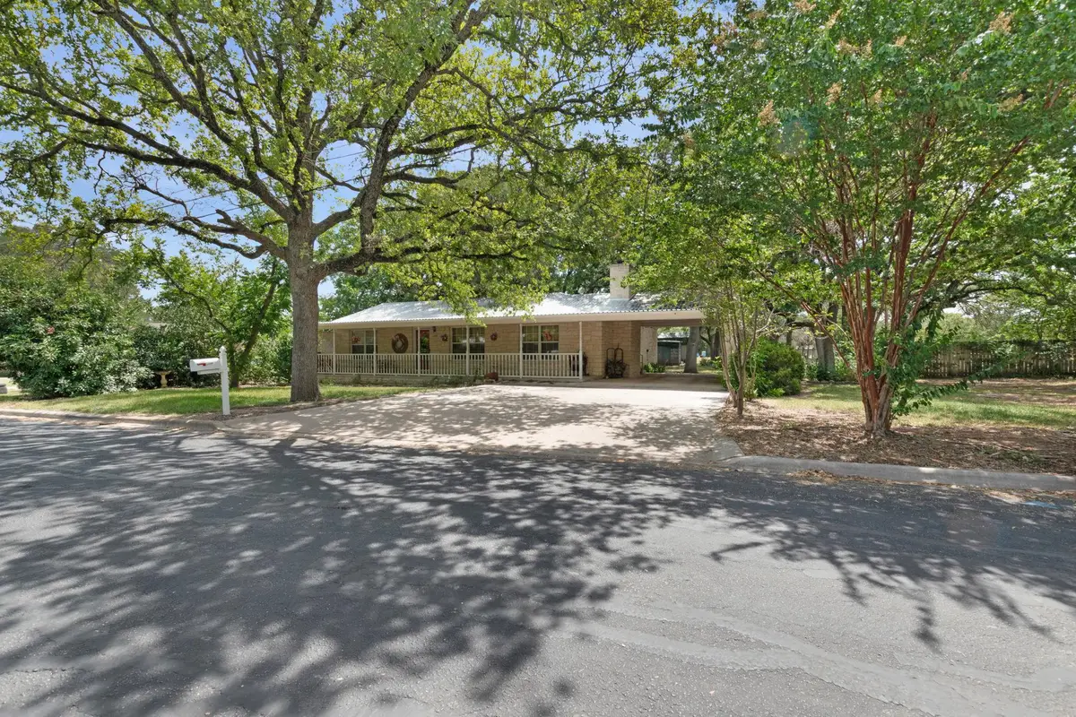208 Oak St, Burnet, TX 78611 - #1