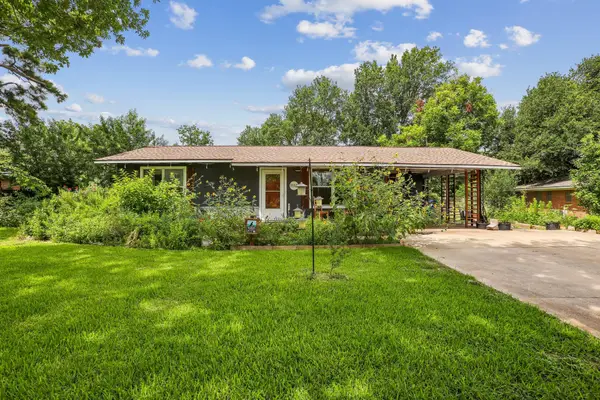 1114 W W 2nd St, Elgin, TX 78621
