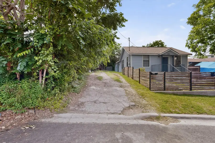 1302 1/2 Walnut Ave E #2, Austin, TX 78702 - #3