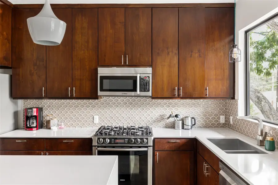 1103 E 12th St, Austin, TX 78702 - Image #2