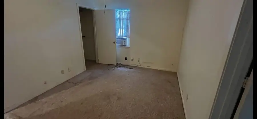 706 W Live Oak St, Lockhart, TX 78644 - #3