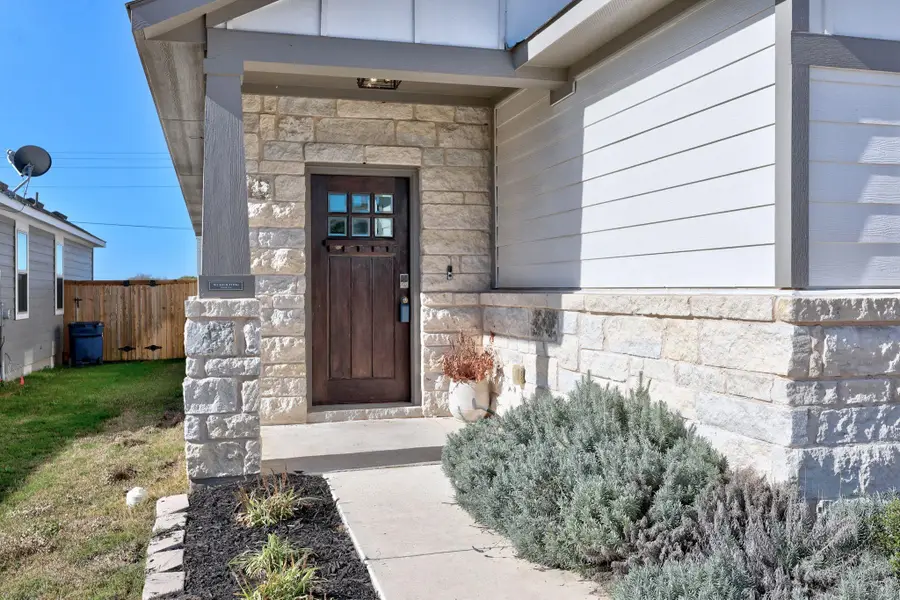 225 Unforgiven Ln, Jarrell, TX 76537 - Image #2