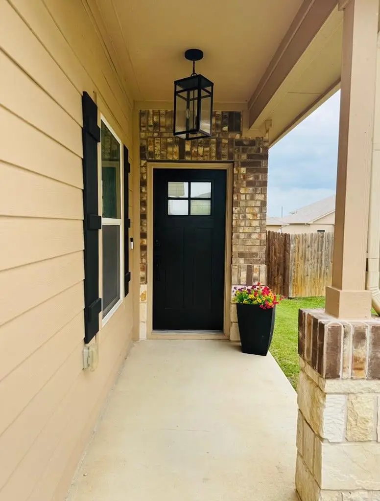 1045 Gaelic Dr, Georgetown, TX 78626 - Image #2