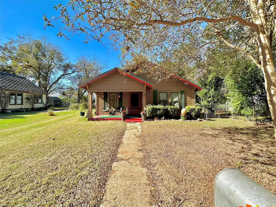 405 Mills St, Smithville, TX 78957 - Image #2