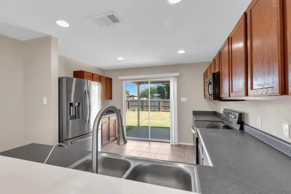 111 S Creekbend Dr, Hutto, TX 78634