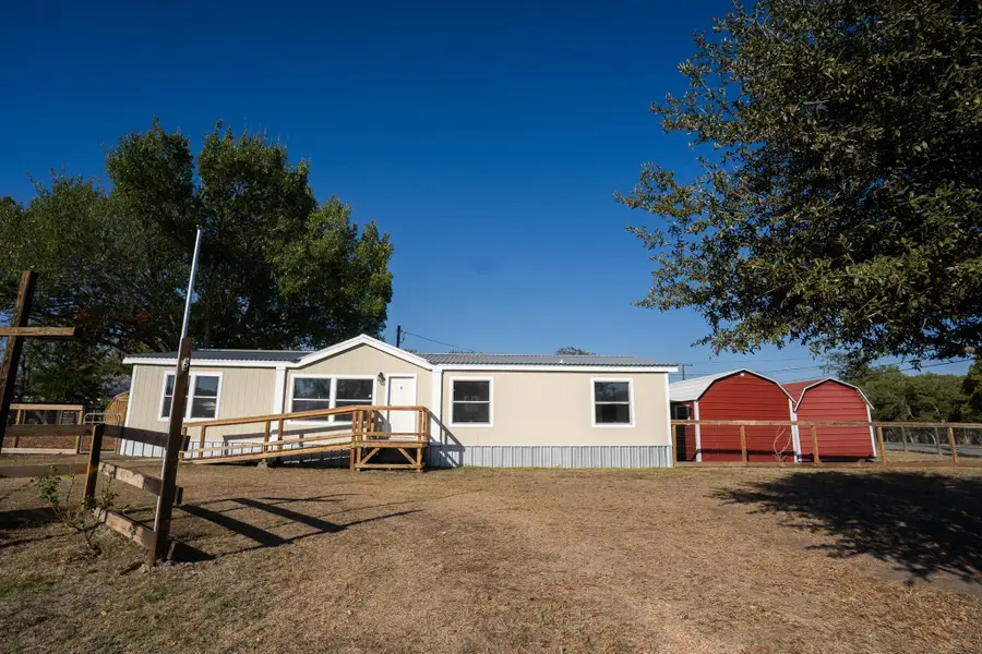 404 S Mill St, Flatonia, TX 78941 - Image #3
