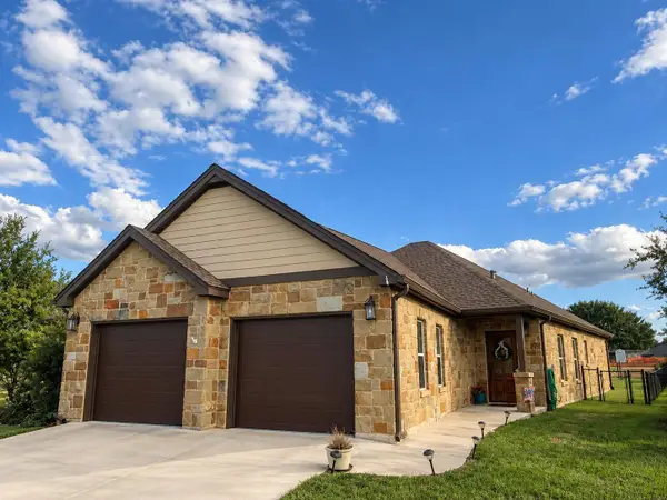 135 Pinehurst St, Meadowlakes, TX 78654