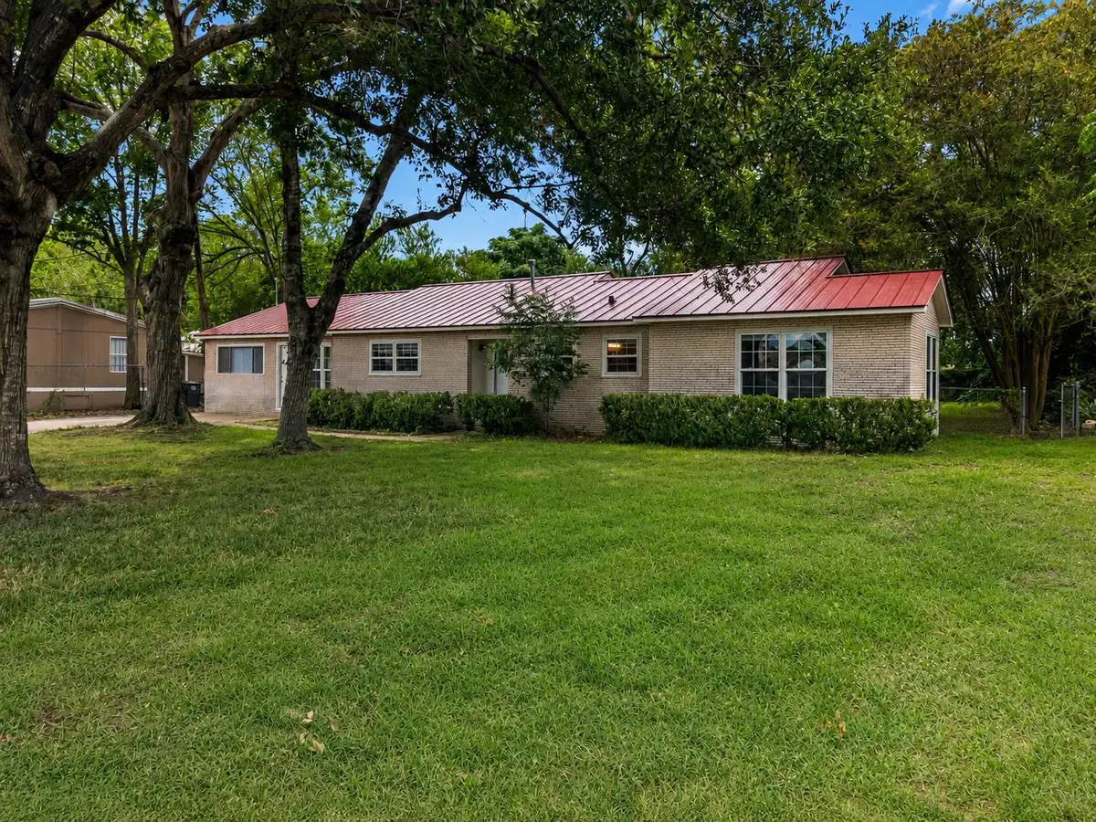 709 NE Tiger Ln, Smithville, TX 78957 - #1