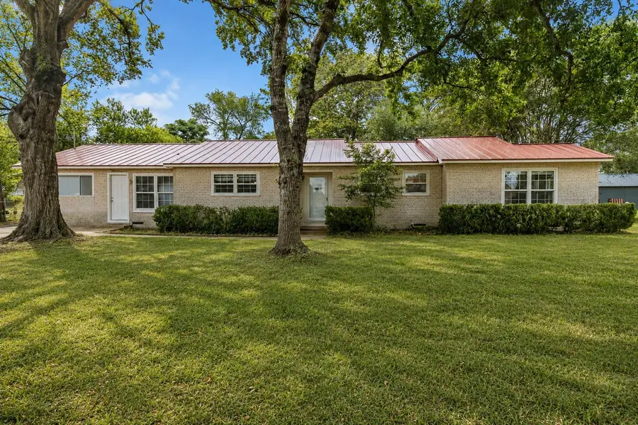 709 NE Tiger Ln, Smithville, TX 78957 - #2