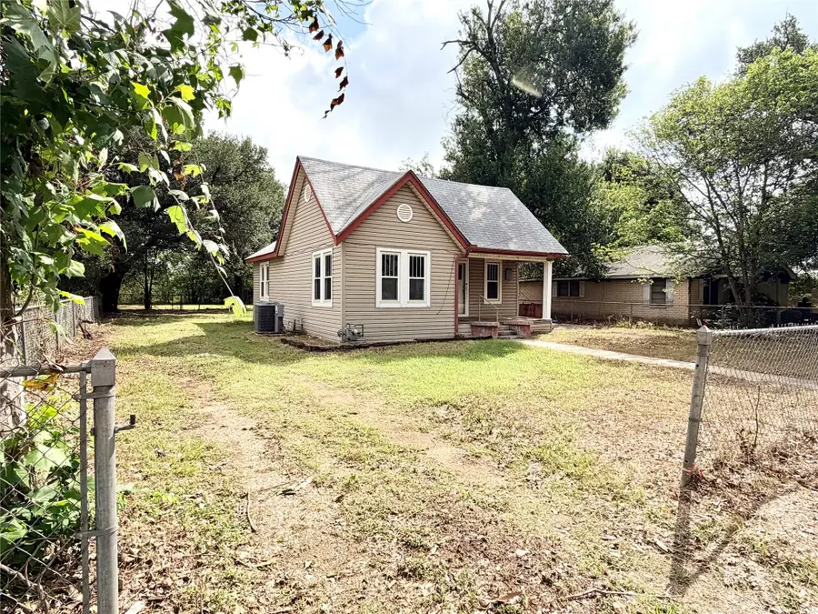 702 E 18th St, Cameron, TX 76520 - #2