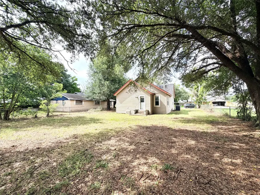 702 E 18th St, Cameron, TX 76520 - #3