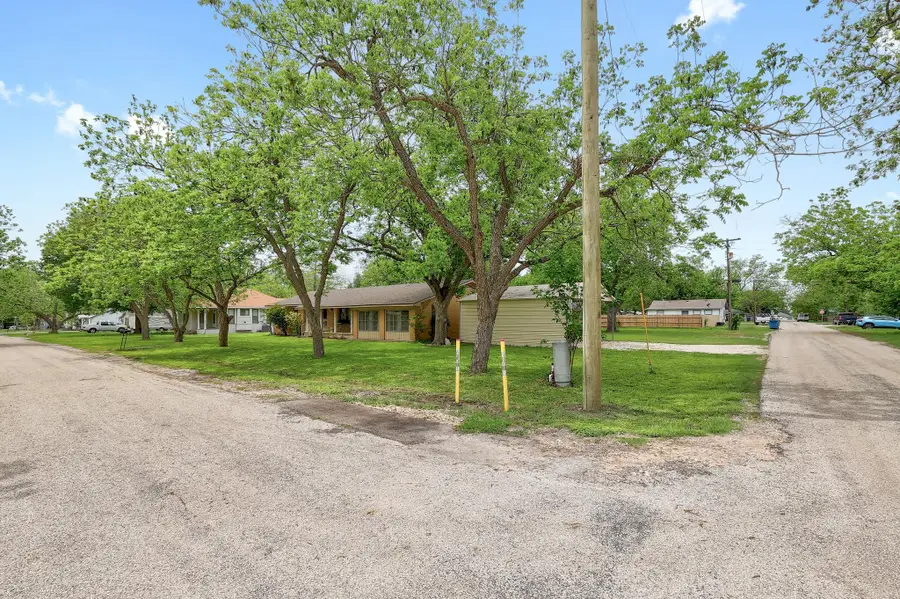 302 Vernon St, Thrall, TX 76578 - #2