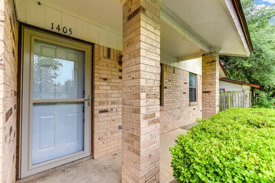 1405 Adams St, Taylor, TX 76574 - #2