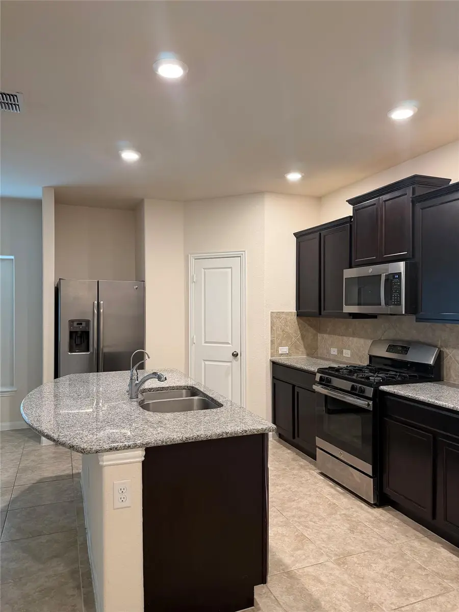 369 Shale Cir, Buda, TX 78610 - Image #2