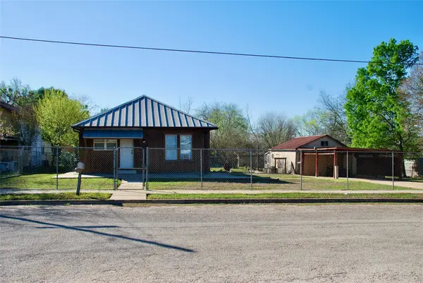 125 W Wallace St, Gonzales, TX 78629