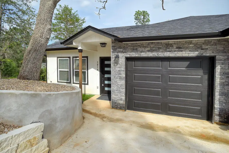 121 S Kanaio Dr, Bastrop, TX 78602 - #2