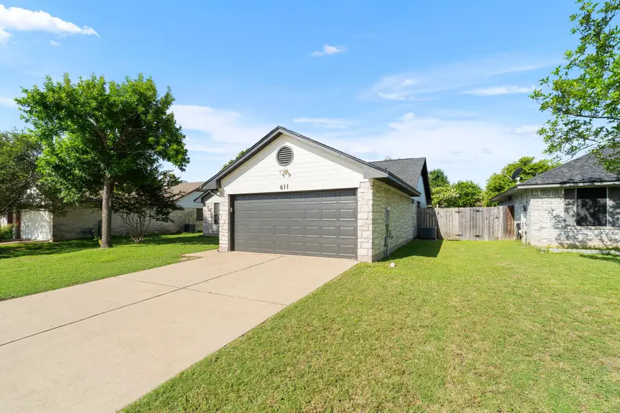 611 Clearcreek Dr, Leander, TX 78641 - #2