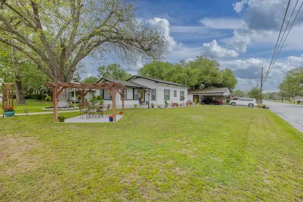 104 N Bright St, Gonzales, TX 78629