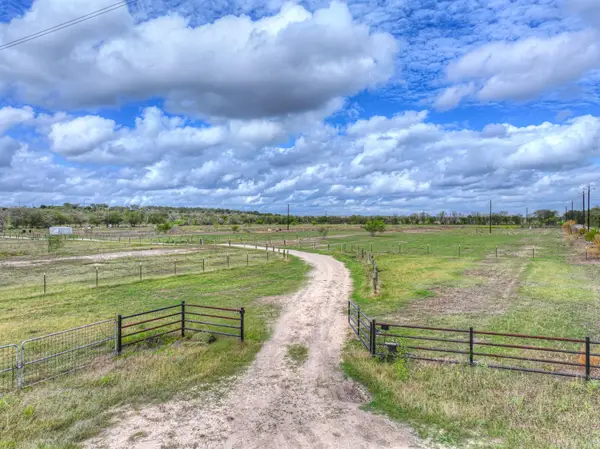 2551 Scull Rd, Martindale, TX 78655