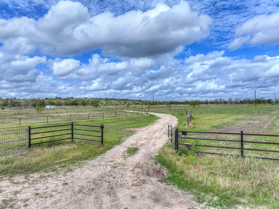 2551 Scull Rd, Martindale, TX 78655 - #2