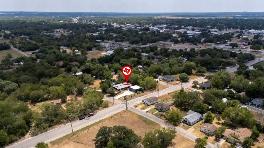 202 E Newton St E, Luling, TX 78648 - Image #2
