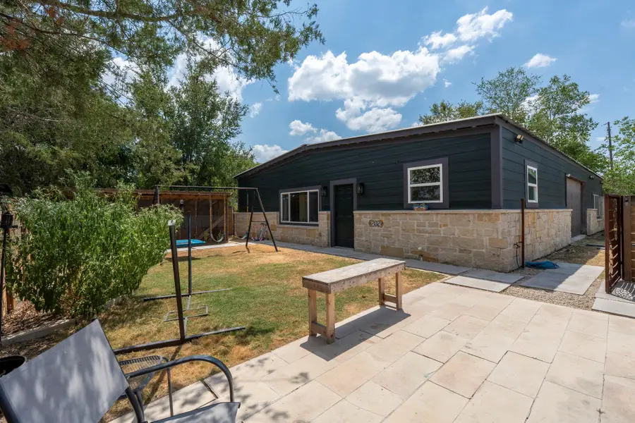 202 E Newton St E, Luling, TX 78648 - Image #3