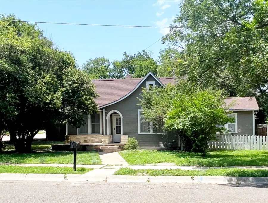 207 W 5th St, Lampasas, TX 76550 - #2