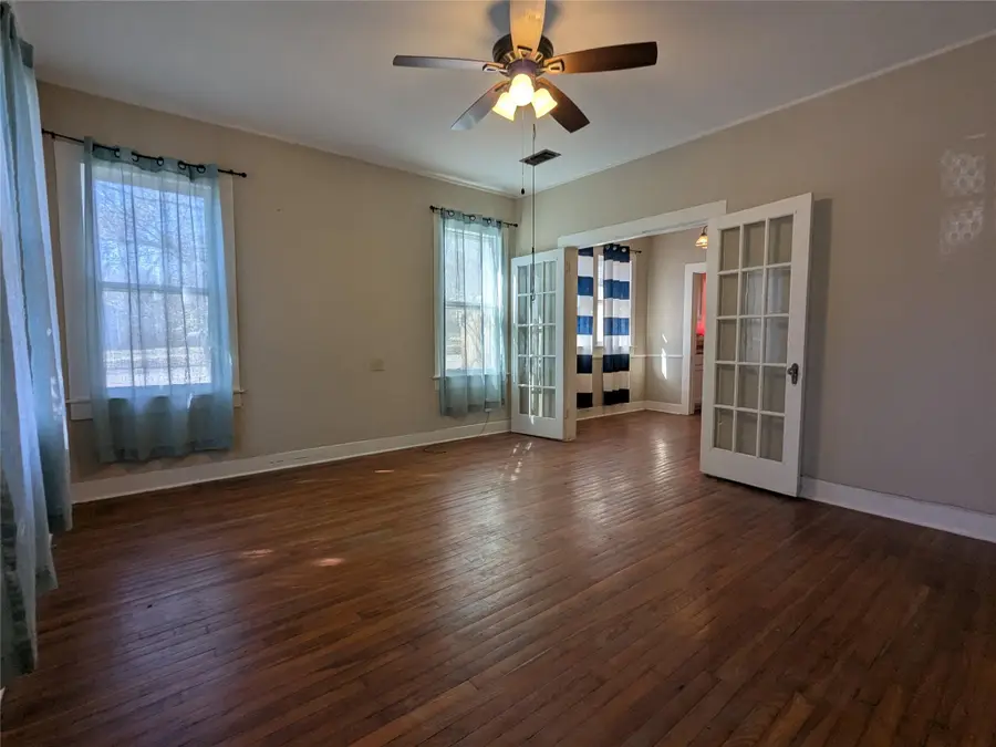 207 W 5th St, Lampasas, TX 76550 - #3