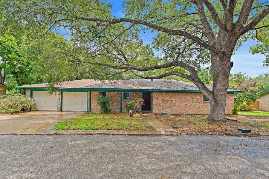 215 Memorial Dr, Luling, TX 78648 - #2