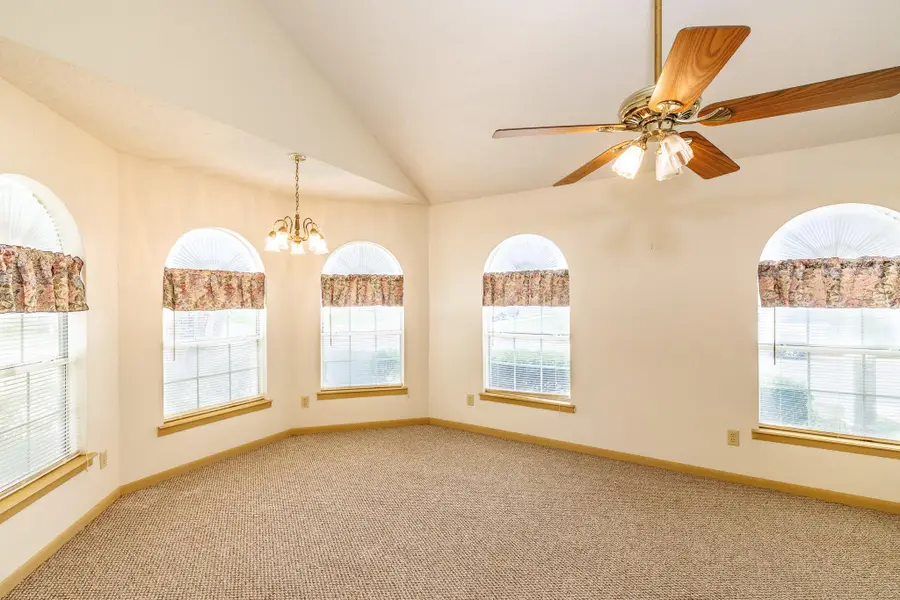 806 Saint Michael St, Gonzales, TX 78629 - #3