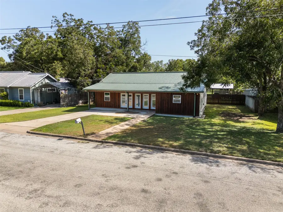 541 S Jackson St, La Grange, TX 78945 - #2