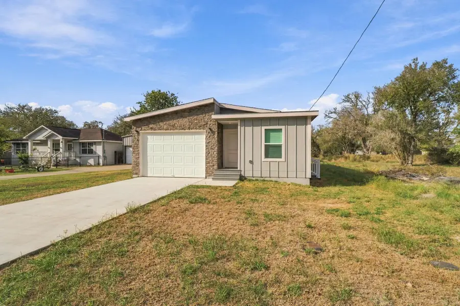 404 Bridge St, Cuero, TX 77954 - #2