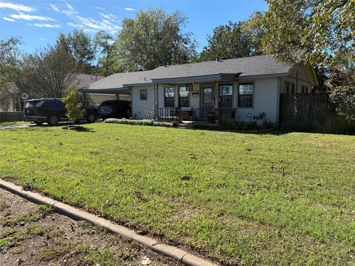 307 Whitehead St, Smithville, TX 78957 - #1
