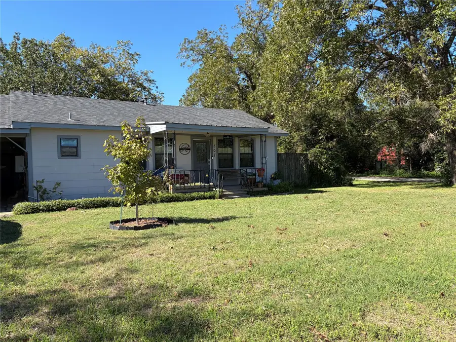 307 Whitehead St, Smithville, TX 78957 - #2
