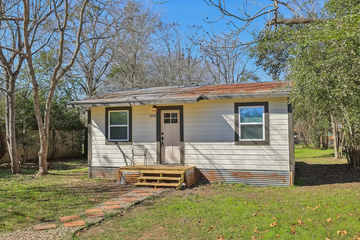 304 Harris St, Smithville, TX 78957 - Image #1