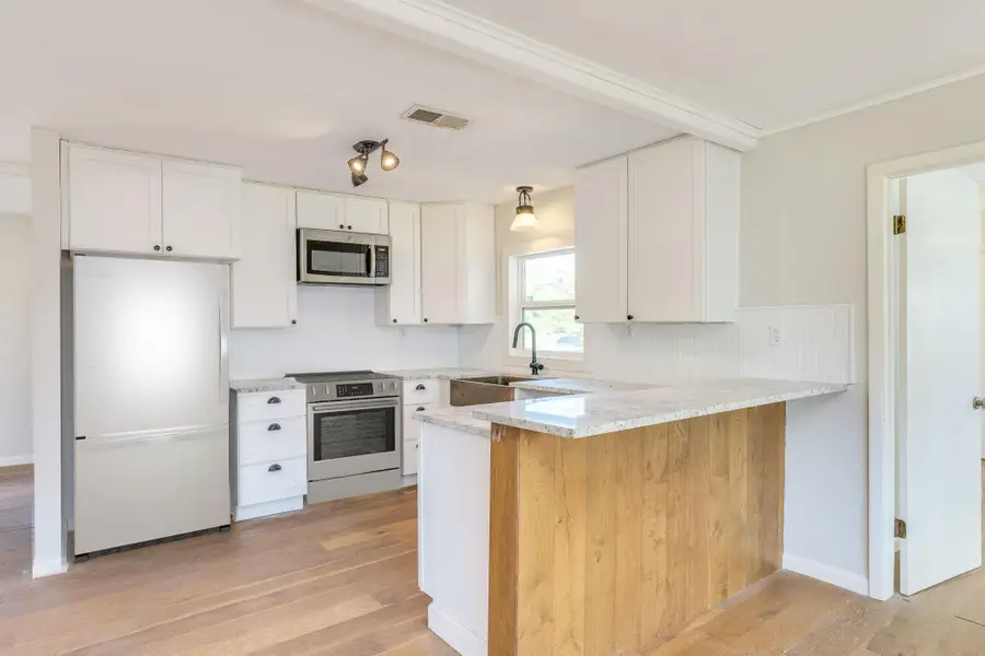 318 S Avenue C, Elgin, TX 78621 - #2