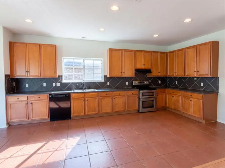 807 Yosemite Trl, Taylor, TX 76574 - #2