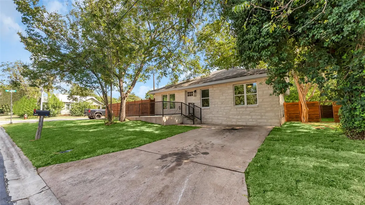 209 E Kerr St, Burnet, TX 78611 - #1