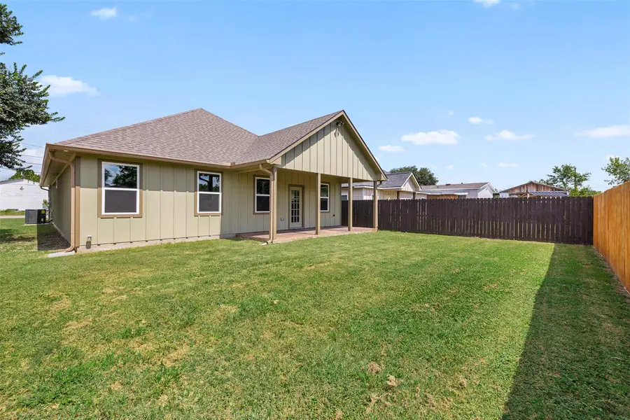 506 N Waco St, Giddings, TX 78942 - #2